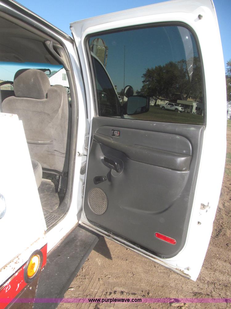 image for item F7161 2003 GMC Sierra 3500 Crew Cab utility truck