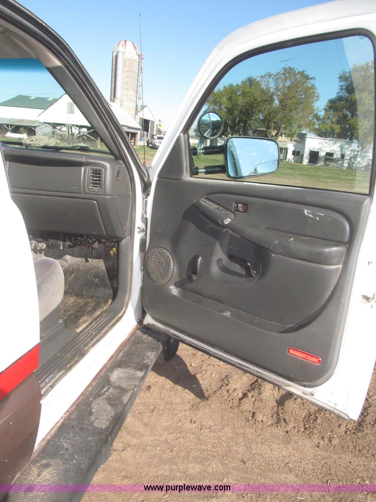 image for item F7161 2003 GMC Sierra 3500 Crew Cab utility truck