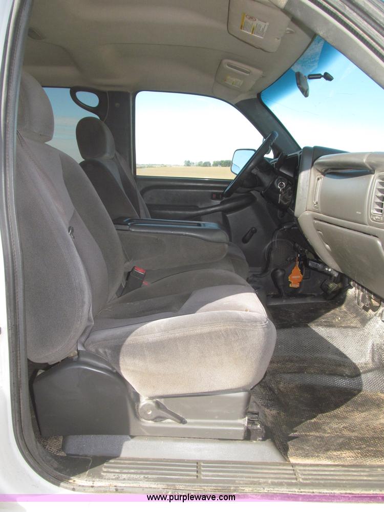 image for item F7161 2003 GMC Sierra 3500 Crew Cab utility truck