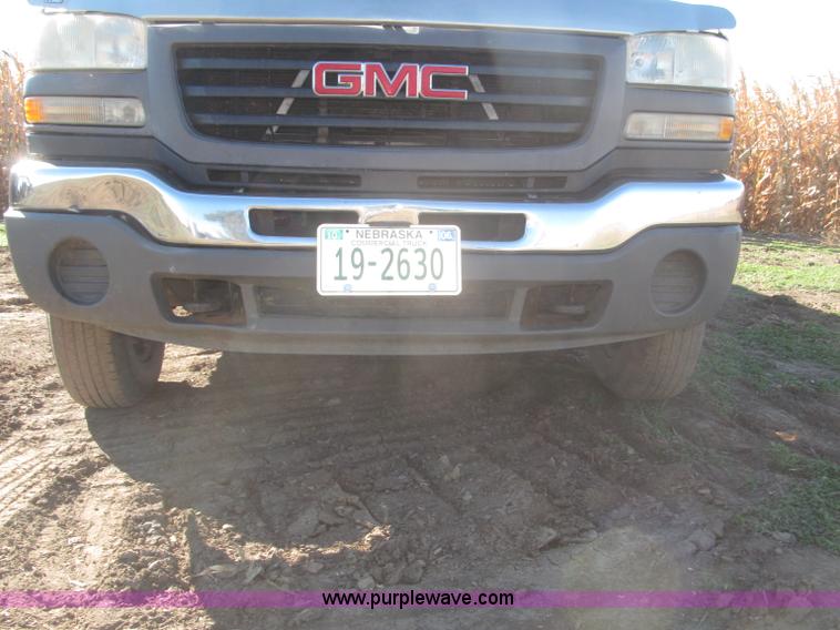 image for item F7161 2003 GMC Sierra 3500 Crew Cab utility truck
