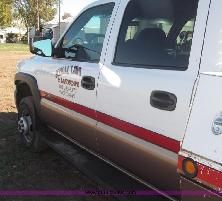 image for item F7161 2003 GMC Sierra 3500 Crew Cab utility truck