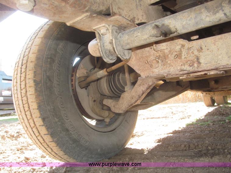 image for item F7161 2003 GMC Sierra 3500 Crew Cab utility truck