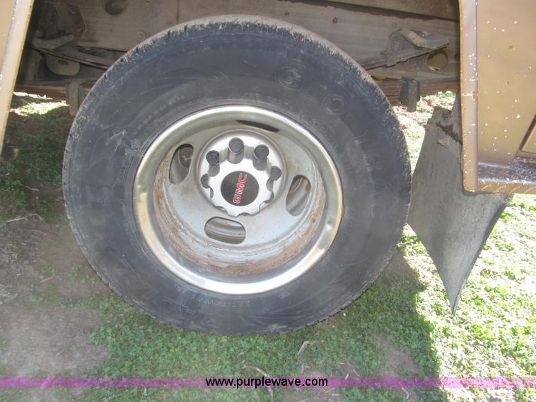 image for item F7161 2003 GMC Sierra 3500 Crew Cab utility truck