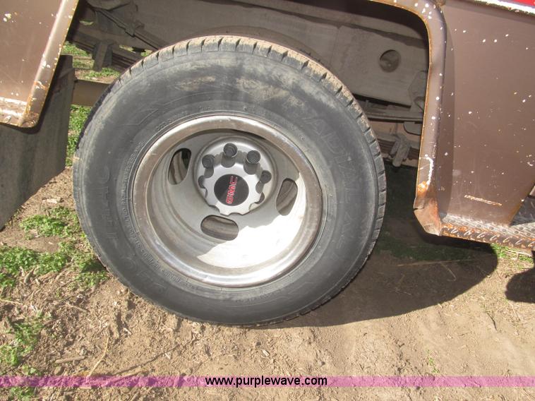 image for item F7161 2003 GMC Sierra 3500 Crew Cab utility truck