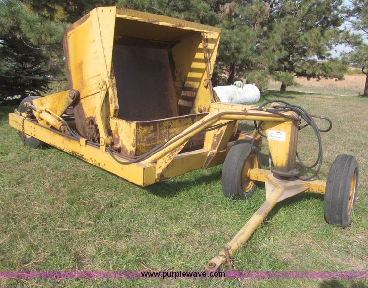 image for item F7166 Pull-type steerable hydraulic dirt scraper