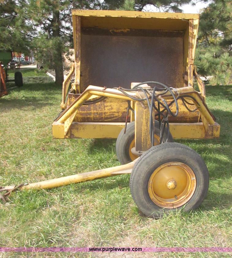 image for item F7166 Pull-type steerable hydraulic dirt scraper