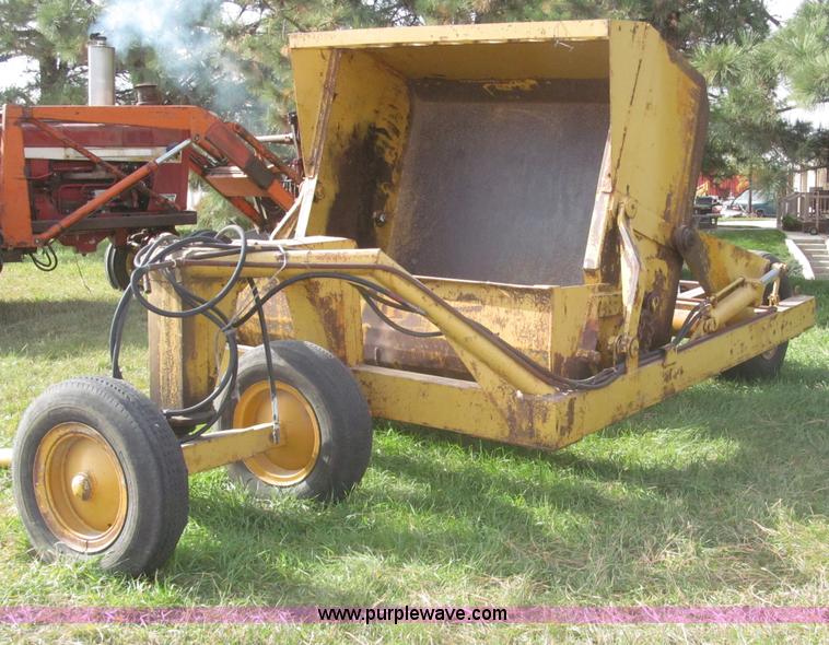 image for item F7166 Pull-type steerable hydraulic dirt scraper