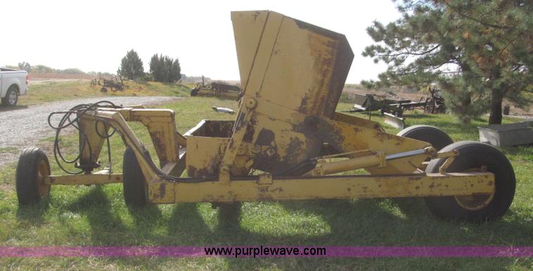 image for item F7166 Pull-type steerable hydraulic dirt scraper