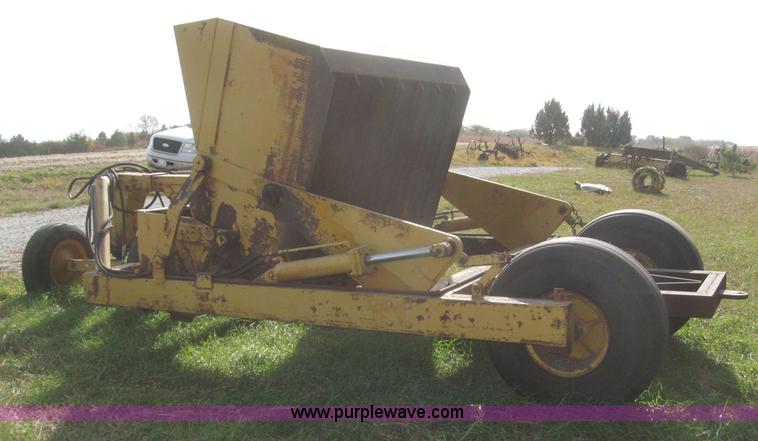 image for item F7166 Pull-type steerable hydraulic dirt scraper