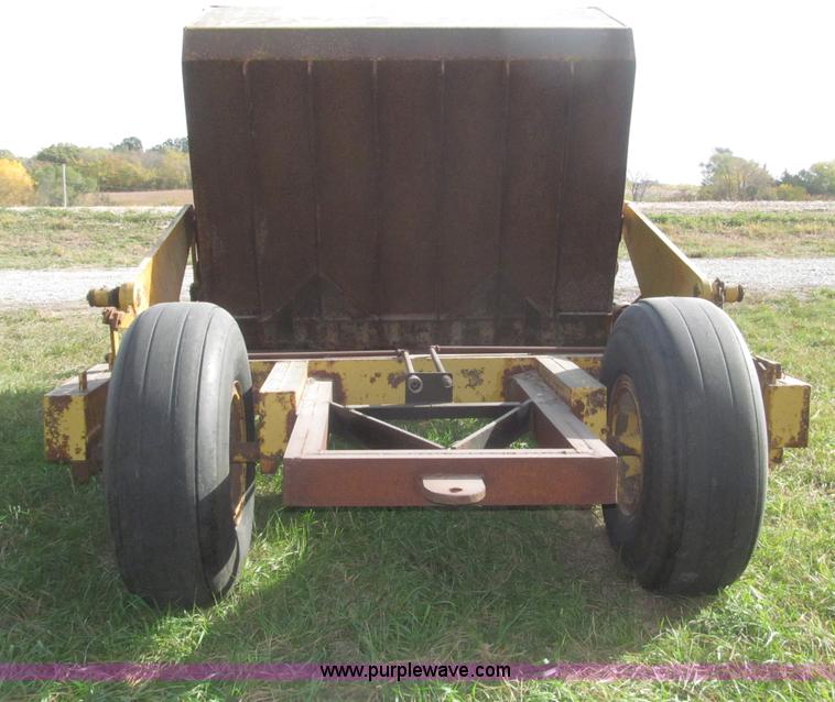 image for item F7166 Pull-type steerable hydraulic dirt scraper