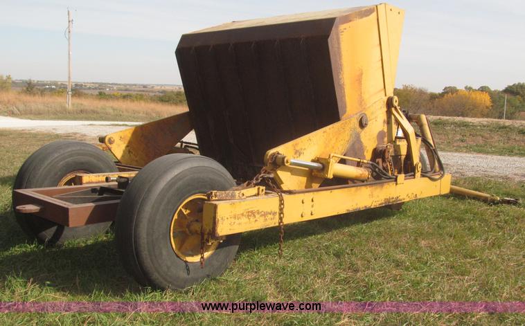 image for item F7166 Pull-type steerable hydraulic dirt scraper