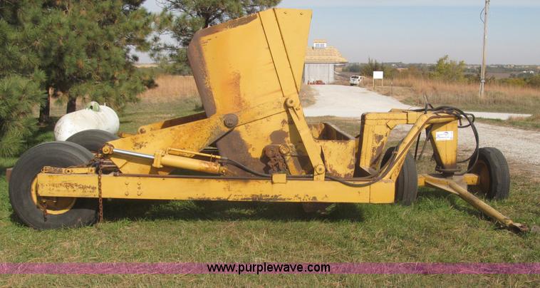 image for item F7166 Pull-type steerable hydraulic dirt scraper