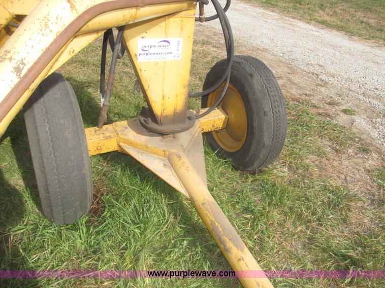 image for item F7166 Pull-type steerable hydraulic dirt scraper