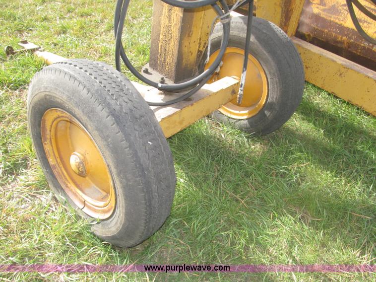 image for item F7166 Pull-type steerable hydraulic dirt scraper