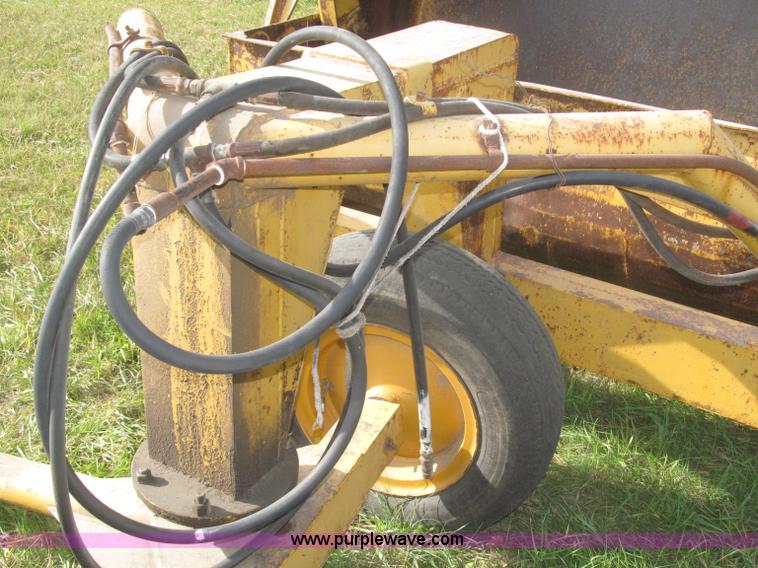 image for item F7166 Pull-type steerable hydraulic dirt scraper