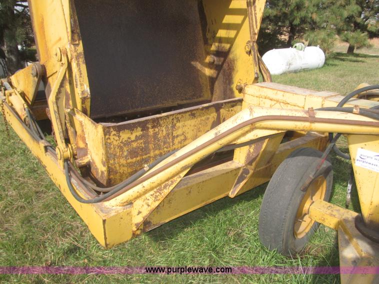 image for item F7166 Pull-type steerable hydraulic dirt scraper