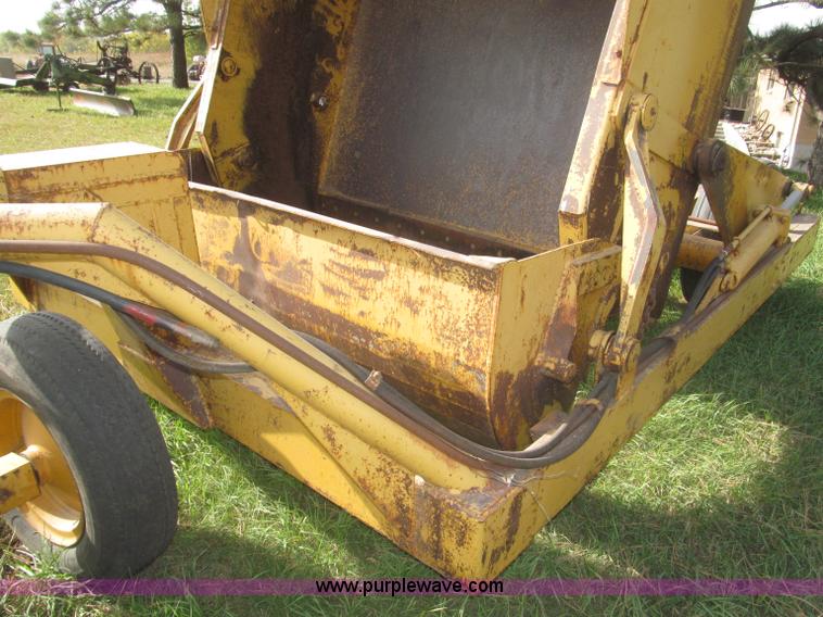 image for item F7166 Pull-type steerable hydraulic dirt scraper