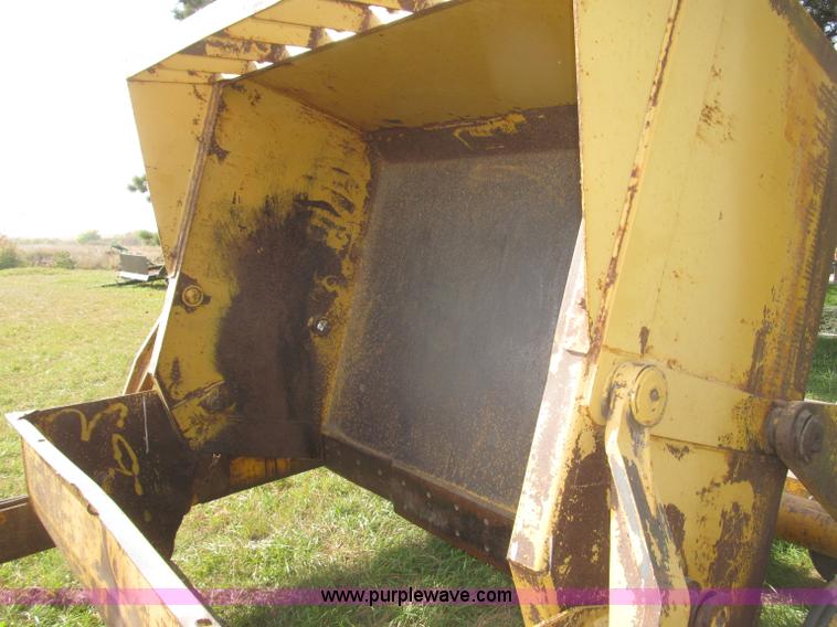 image for item F7166 Pull-type steerable hydraulic dirt scraper