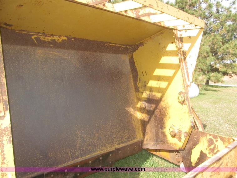 image for item F7166 Pull-type steerable hydraulic dirt scraper