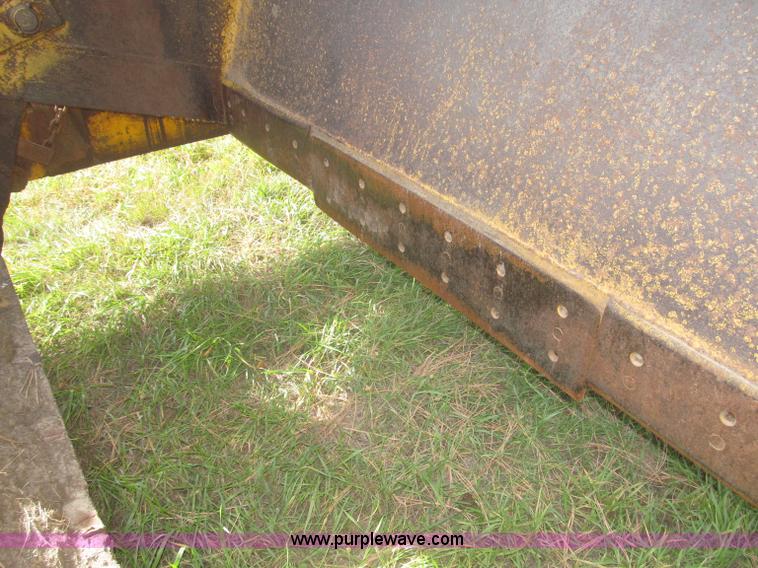 image for item F7166 Pull-type steerable hydraulic dirt scraper