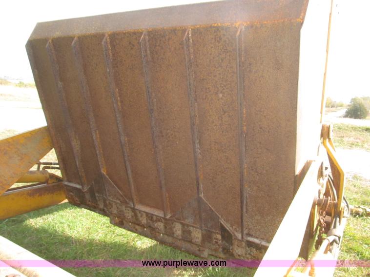 image for item F7166 Pull-type steerable hydraulic dirt scraper