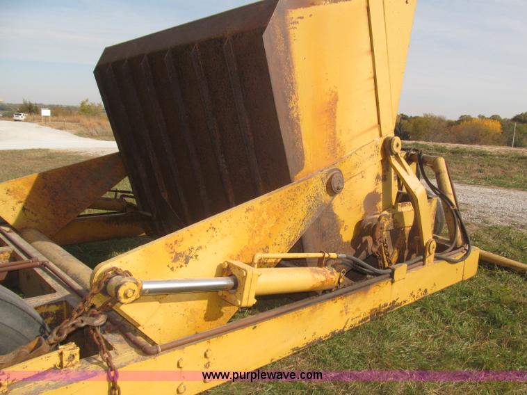 image for item F7166 Pull-type steerable hydraulic dirt scraper