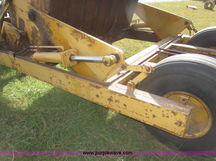 image for item F7166 Pull-type steerable hydraulic dirt scraper