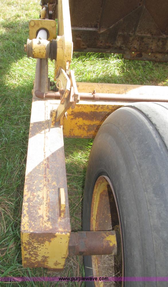 image for item F7166 Pull-type steerable hydraulic dirt scraper