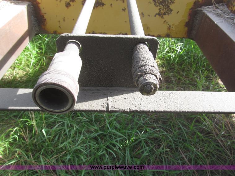 image for item F7166 Pull-type steerable hydraulic dirt scraper