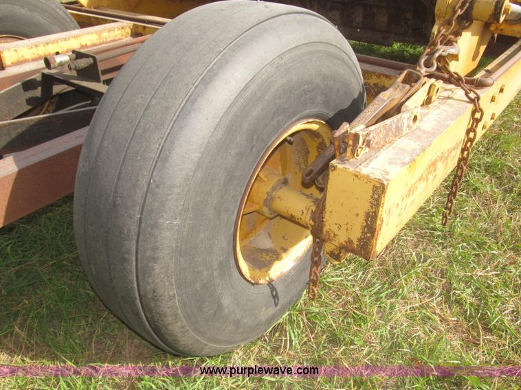 image for item F7166 Pull-type steerable hydraulic dirt scraper