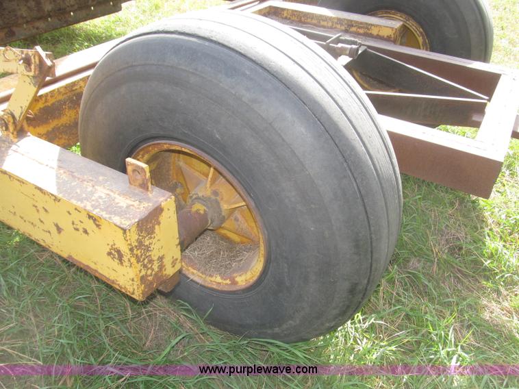 image for item F7166 Pull-type steerable hydraulic dirt scraper