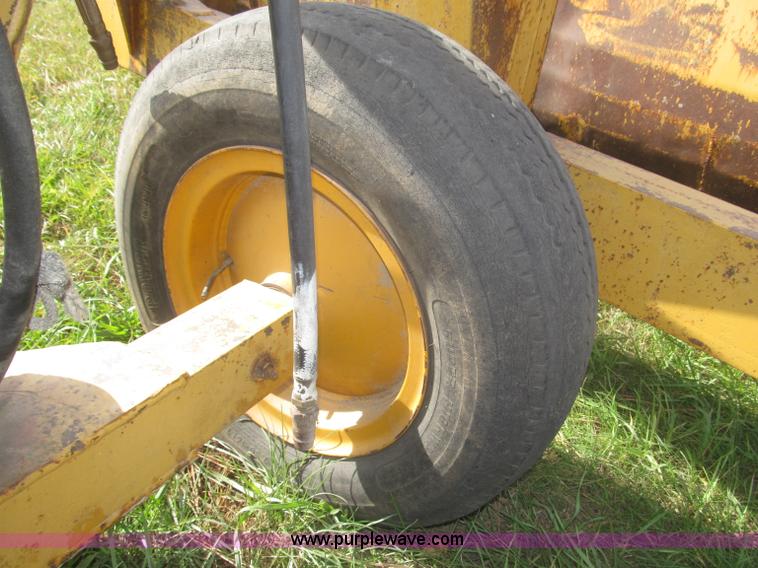 image for item F7166 Pull-type steerable hydraulic dirt scraper