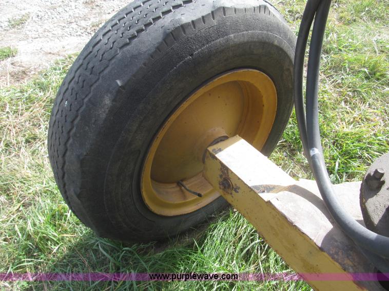 image for item F7166 Pull-type steerable hydraulic dirt scraper