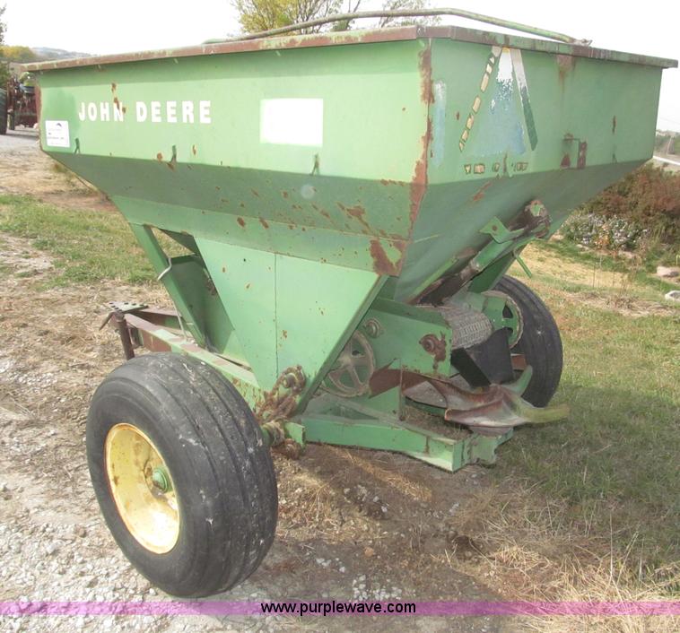 image for item F7168 John Deere 602 fertilizer spreader