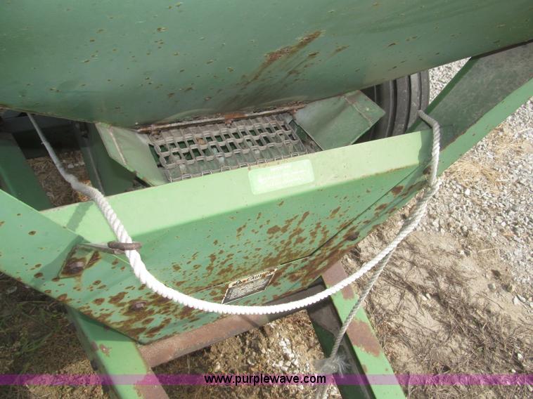 image for item F7168 John Deere 602 fertilizer spreader