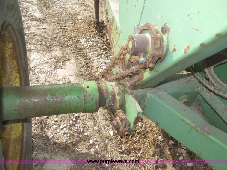 image for item F7168 John Deere 602 fertilizer spreader