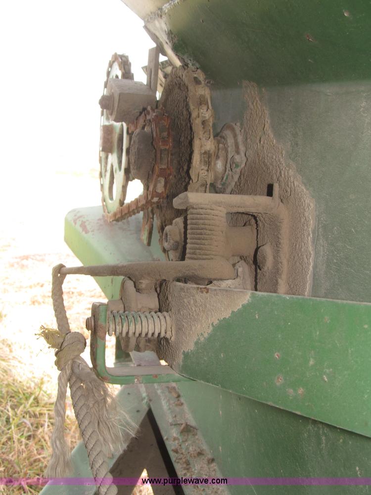 image for item F7168 John Deere 602 fertilizer spreader