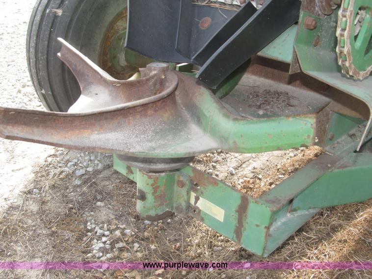image for item F7168 John Deere 602 fertilizer spreader
