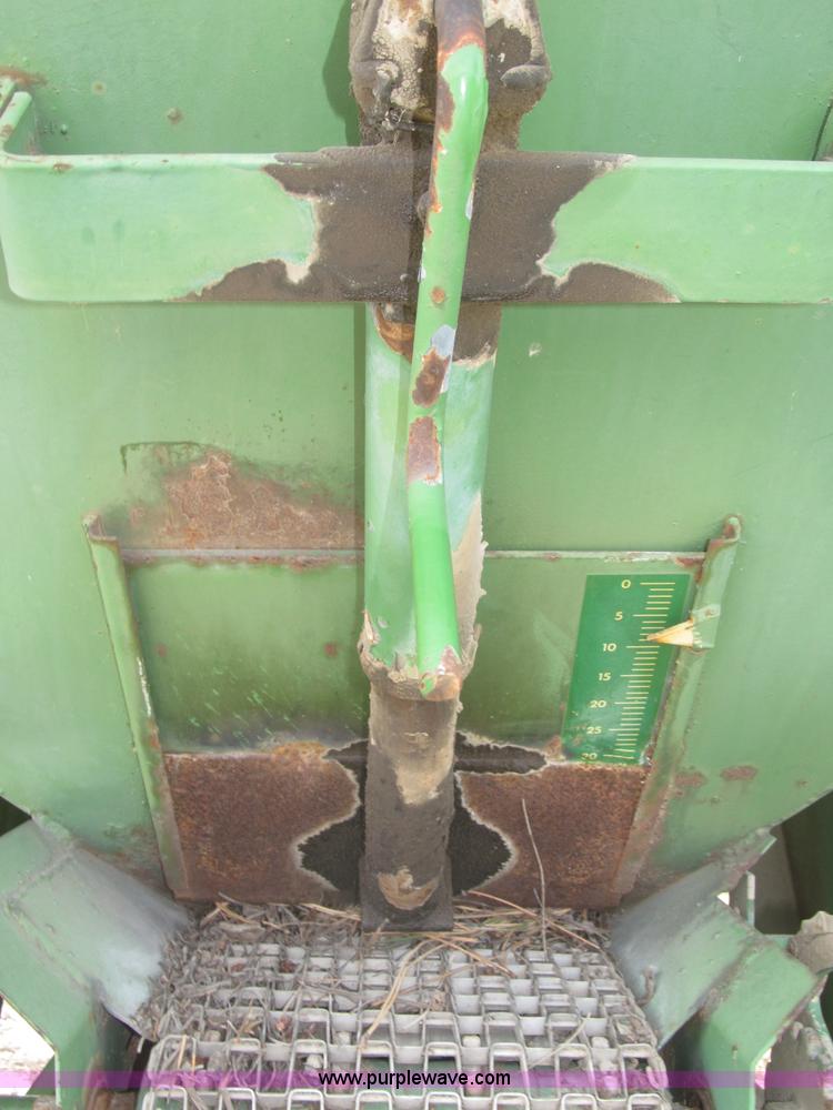 image for item F7168 John Deere 602 fertilizer spreader