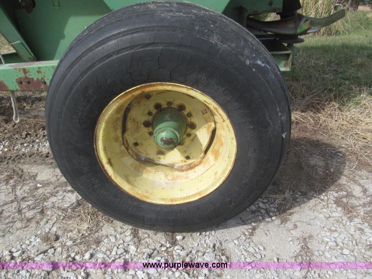 image for item F7168 John Deere 602 fertilizer spreader