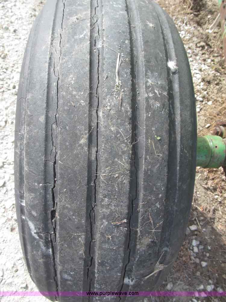 image for item F7168 John Deere 602 fertilizer spreader