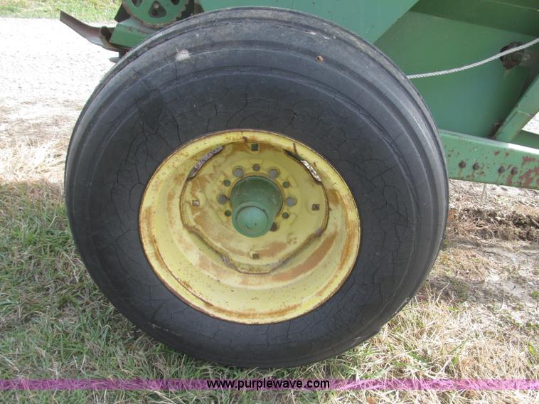 image for item F7168 John Deere 602 fertilizer spreader