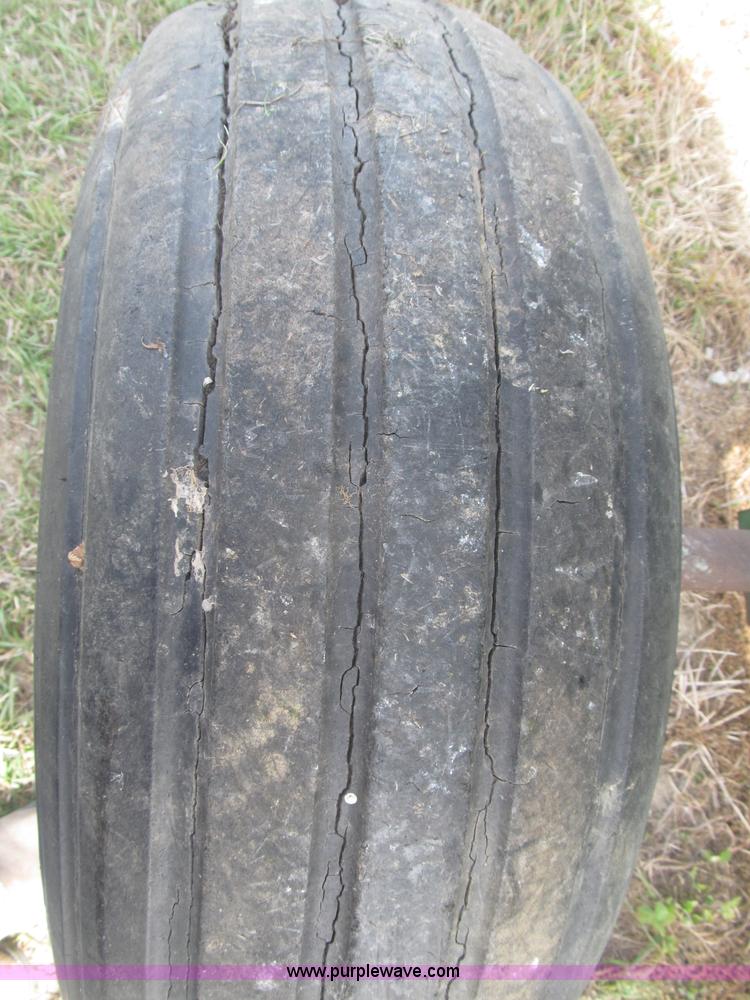 image for item F7168 John Deere 602 fertilizer spreader