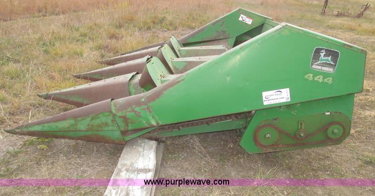 image for item F7171 John Deere 444 corn header