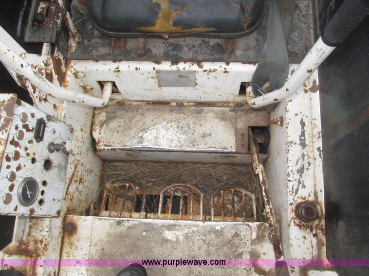 image for item F7178 1976 Bobcat 722 skid steer
