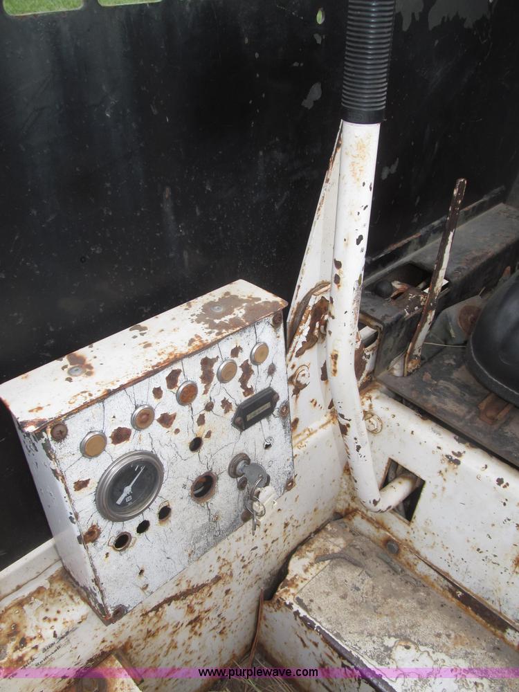 image for item F7178 1976 Bobcat 722 skid steer