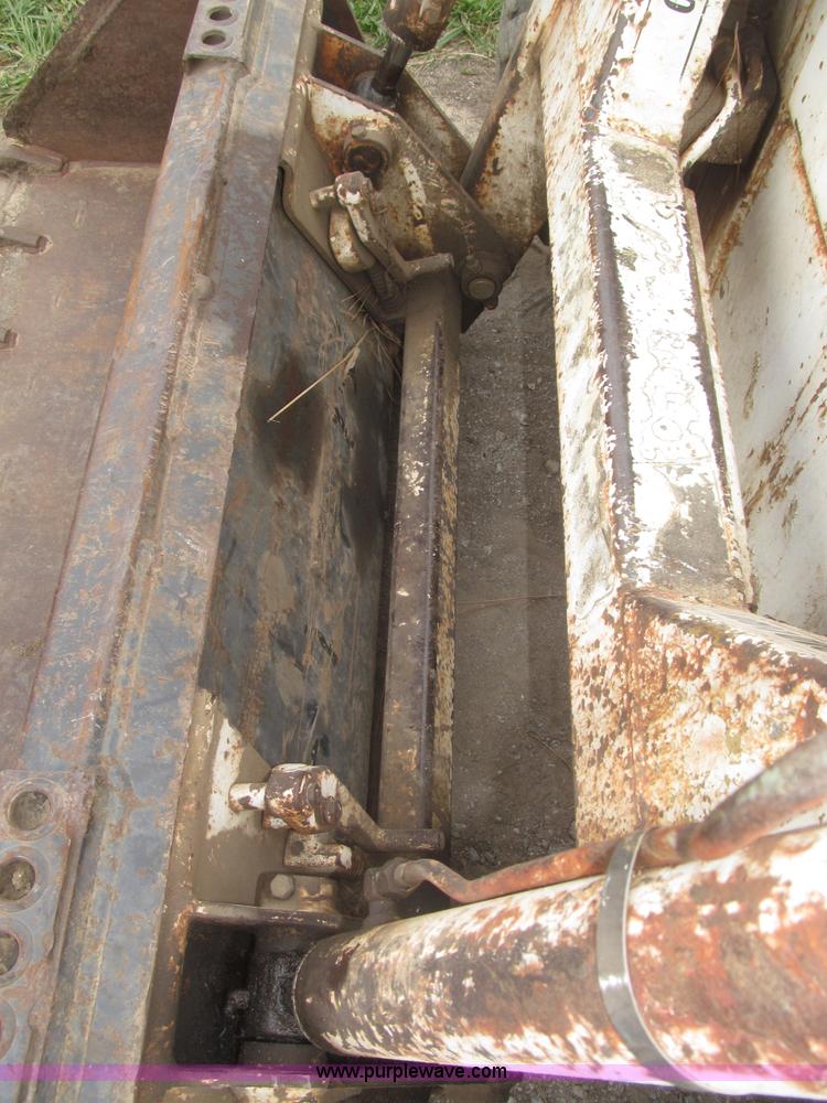 image for item F7178 1976 Bobcat 722 skid steer