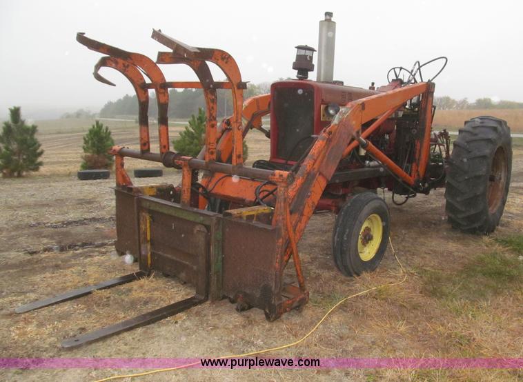 image for item F7182 1971 International Farmall 826 tractor