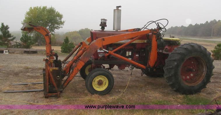 image for item F7182 1971 International Farmall 826 tractor