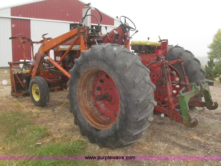 image for item F7182 1971 International Farmall 826 tractor
